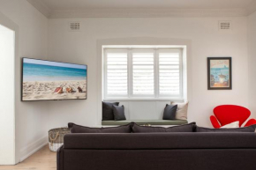 Renovated Art Deco Apartment Steps from Beach
